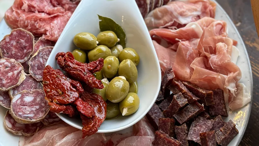 Wurstplatte mit Fleisch, Oliven und getrockneten Tomaten.
