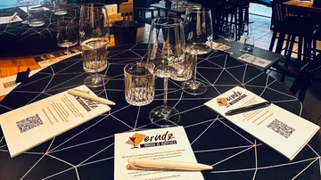 Weinprobe-Aufbau mit Gläsern und Notizen.