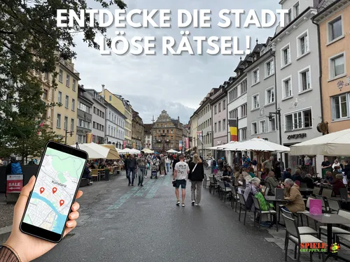 Belebte Straße mit Cafés im Freien, Hand mit Handy.
