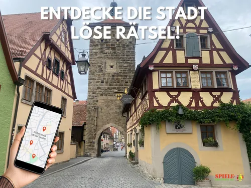 Hand hält Handy mit Karten-App in mittelalterlicher Stadt.