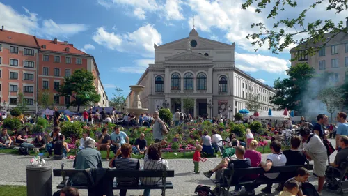 Menschen versammeln sich auf einem lebhaften Stadtplatz.