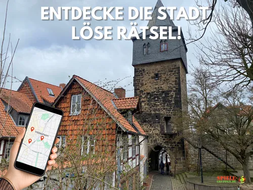 Telefon mit Karte, historisches Stadttor, Hildesheim.