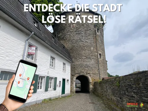 Handy mit Karte nahe Steinturm, Kopfsteinpflasterstraße.