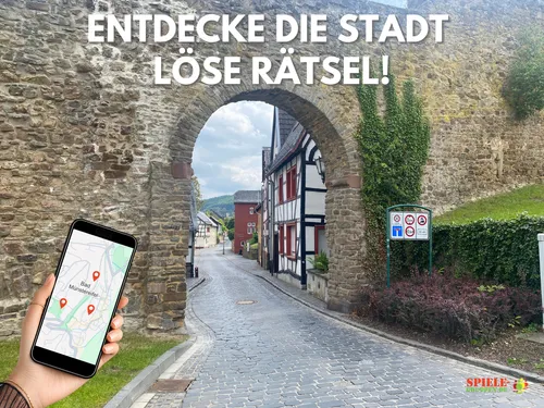 Steinbogen über gepflasterte Straße mit Karten-App.