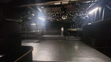 Leerer Nachtclub mit bunten Deckenlichtern.