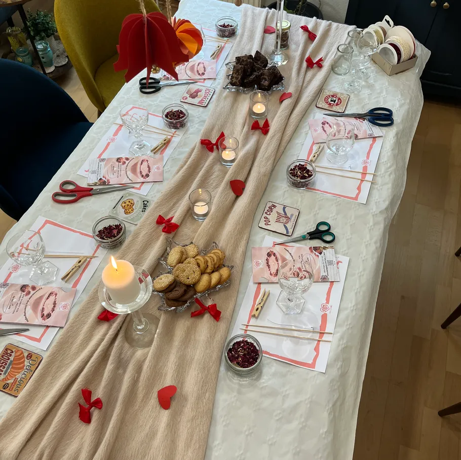 Dekorierter Tisch mit Snacks, Scheren und Kerzen.