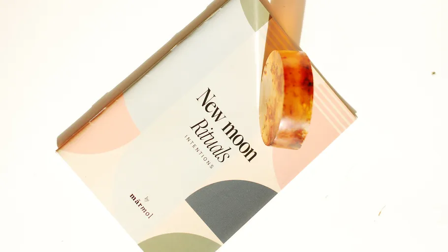Schachtel mit Seife beschriftet 'New moon Rituals'.