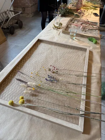 Getrocknete Blumen auf einem Drahtgestell.