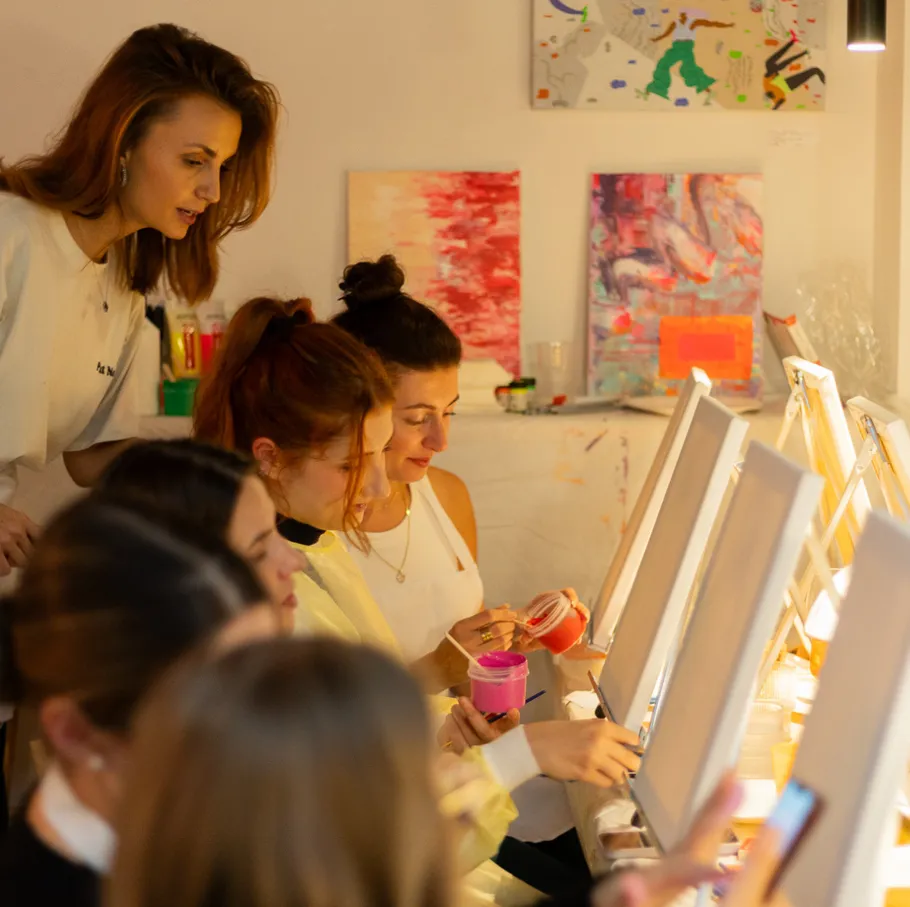 Menschen malen in einer Kunstklasse Umgebung.