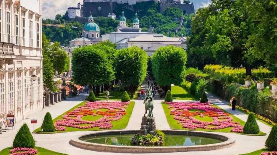 Ornater Garten mit Brunnen in historischer Stadt.