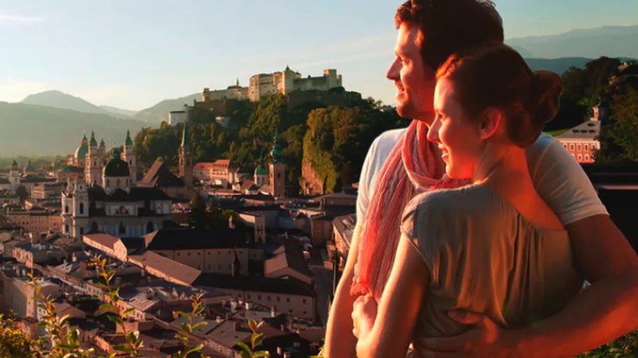 Paar umarmt sich vor Salzburg-Stadtansicht.