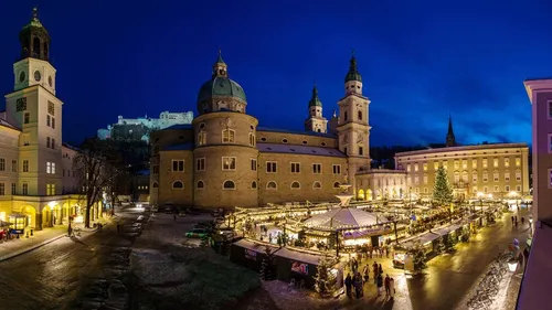 Nächtlicher Blick auf einen festlichen Stadtplatz.