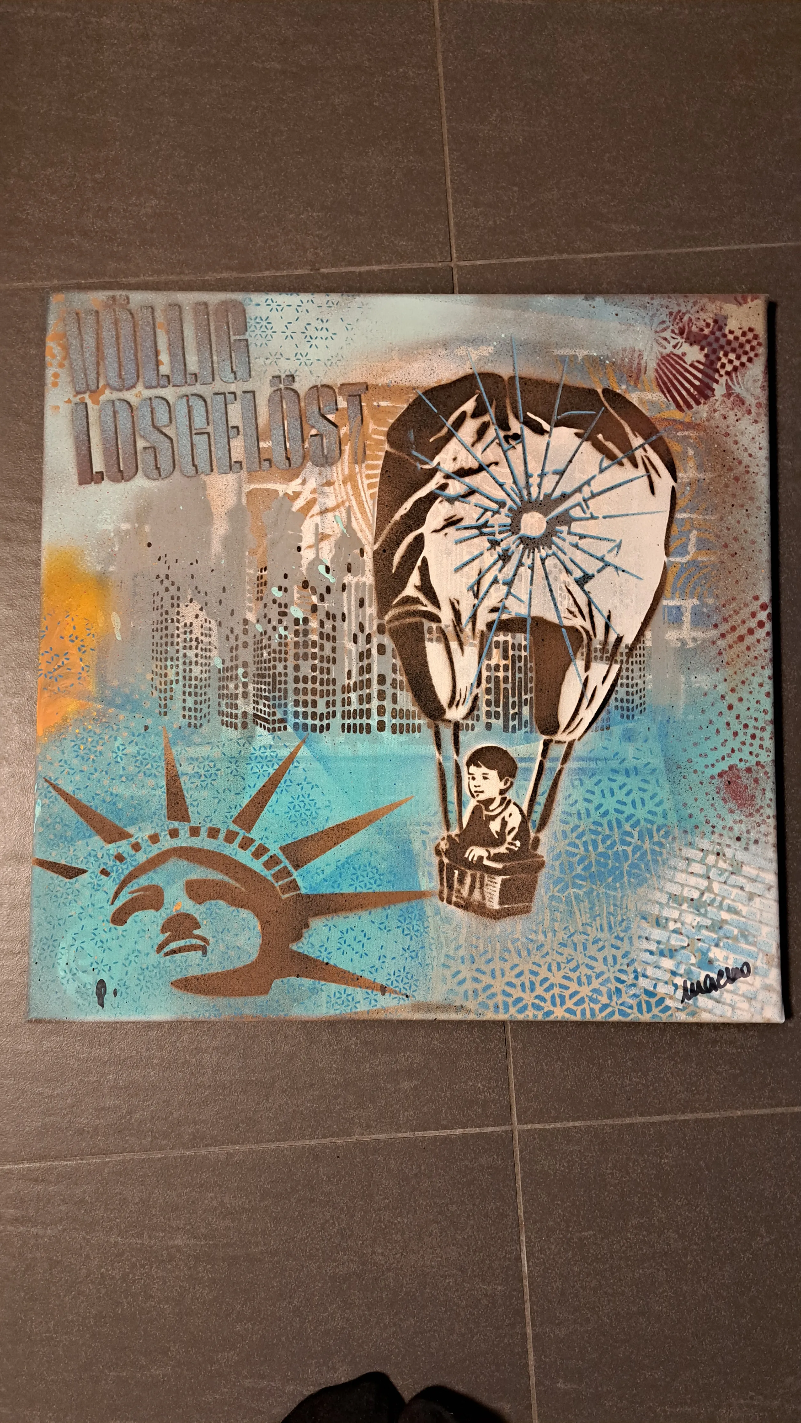 Kunst mit Kind im Heißluftballon, Stadt Hintergrund.