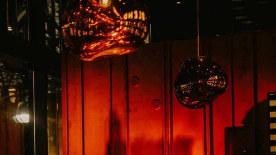 Hängelampen in schwach beleuchtetem Restaurant.