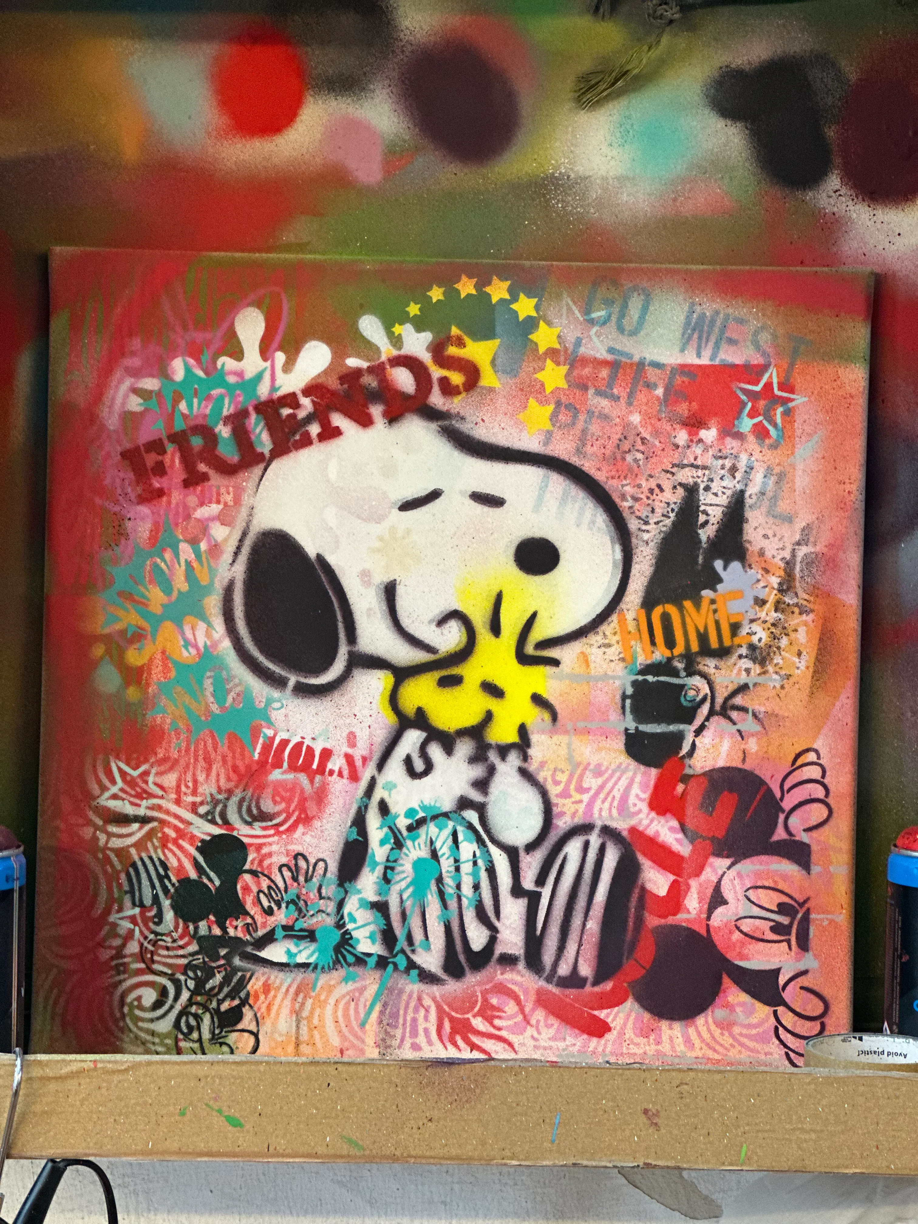 Graffiti-Kunst eines Comic-Hundes, bunter Hintergrund.