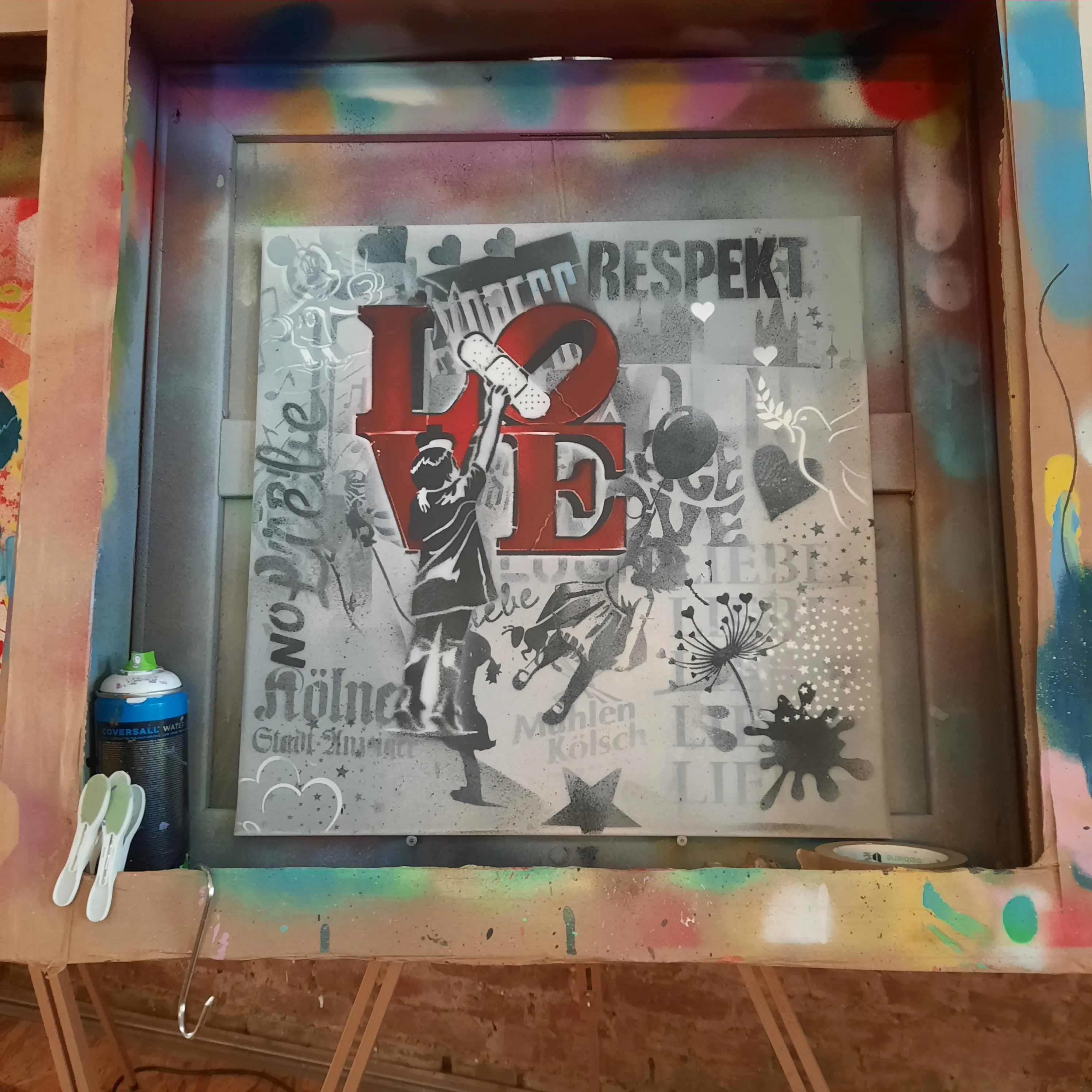 Graffiti-Kunstwerk mit Liebe-Thema, bunte Sprühfarben.