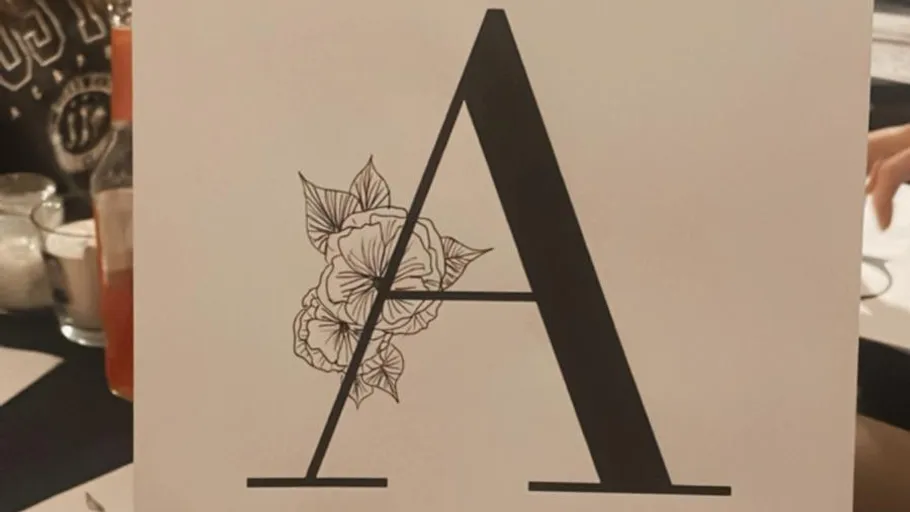 Großer Buchstabe 'A' mit Blumendesign, drinnen.