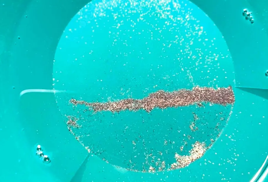 Goldflocken in einer grünen Waschpfanne.