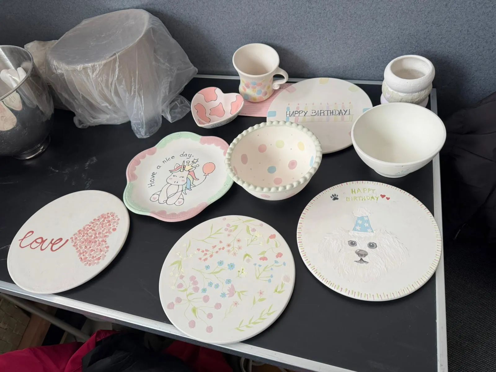 Dekorierte Keramik auf Tisch, verschiedene Designs.