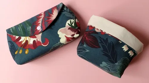 Zwei florale Stofftaschen auf rosafarbener Fläche.