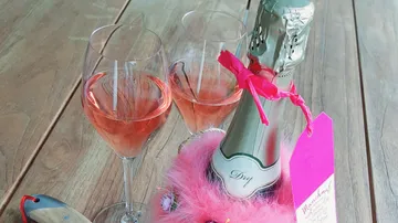 Zwei Gläser Rosé und eine Champagnerflasche.