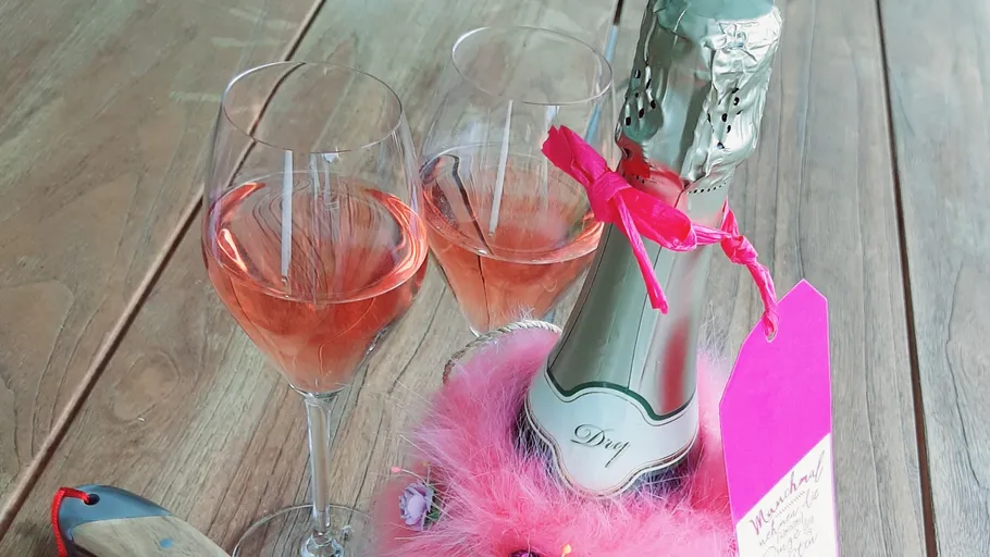 Zwei Gläser Rosé und eine Champagnerflasche.