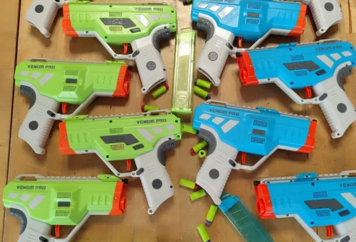 Spielzeug-Schaumpfeilblaster auf einem Holztisch.