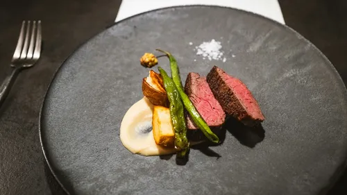 Gourmet-Steakgericht mit Gemüse auf einem Teller.