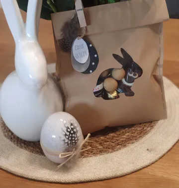 Keramikhase, Ei und Ostergeschenktüte.