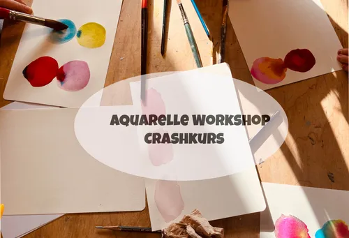 Hände malen mit Aquarellfarben auf Papier.