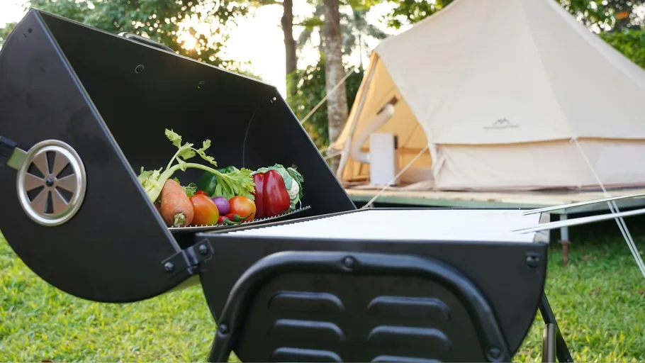 Gemüse auf Grill nahe Campingzelt.