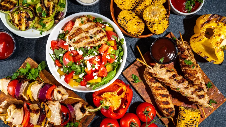 Gegrilltes Fleisch und Gemüse farbenfroh arrangiert.