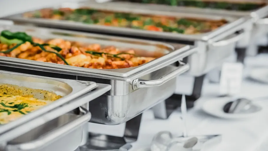 Buffettabletts gefüllt mit verschiedenen Speisen.