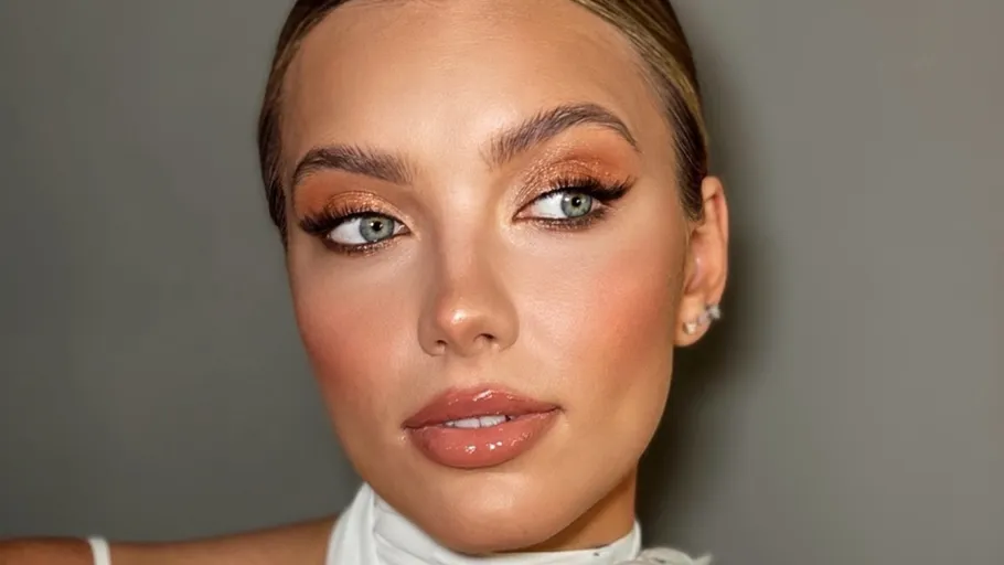 Frau mit Make-up schaut zur Seite.