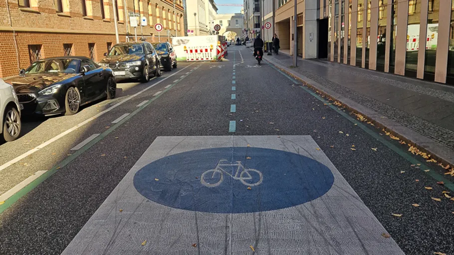 Fahrradweg auf städtischer Straße markiert.