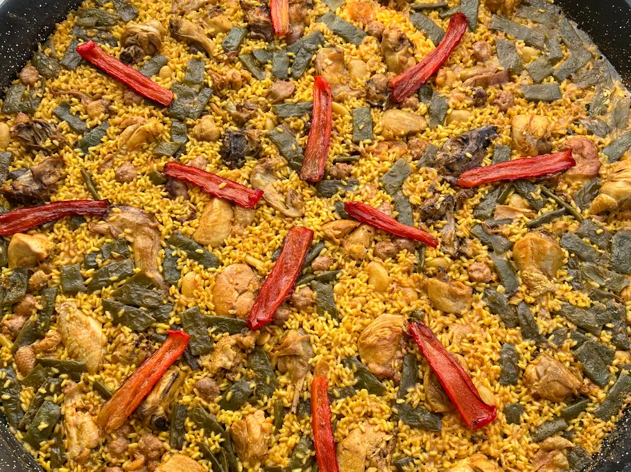Valencianische Paella mit Huhn und Gemüse.