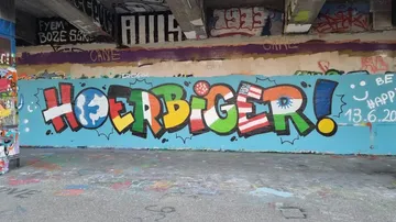 Bunte Graffiti auf urbaner Wand mit Namen.