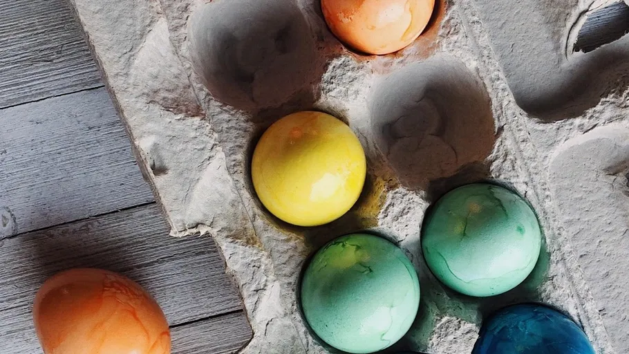 Bunte Eier in einem Eierkarton.