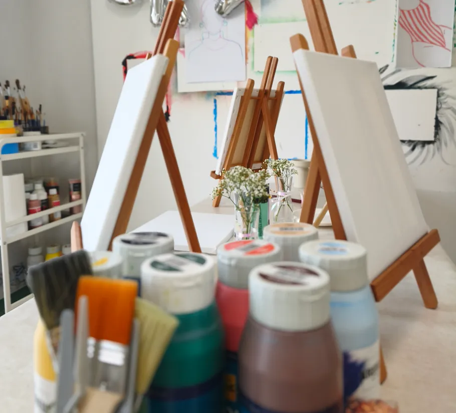 Leinwand und Farben auf einem Studiotisch.