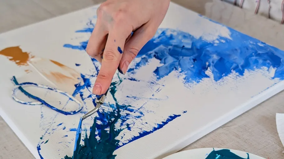 Hand malt mit blauer Acrylfarbe auf Leinwand.