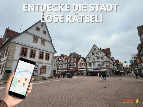 Hand hält Handy nahe Gebäuden am Stadtplatz.