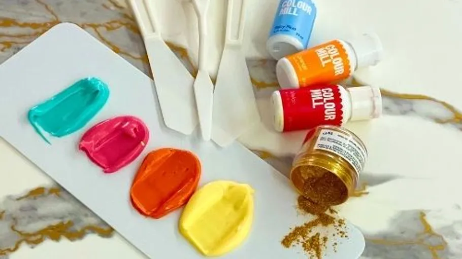 Bunte Farbmuster auf Marmoroberfläche.