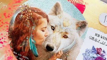 Frau küsst Wolf, umgeben von bunten, künstlerischen Elementen.