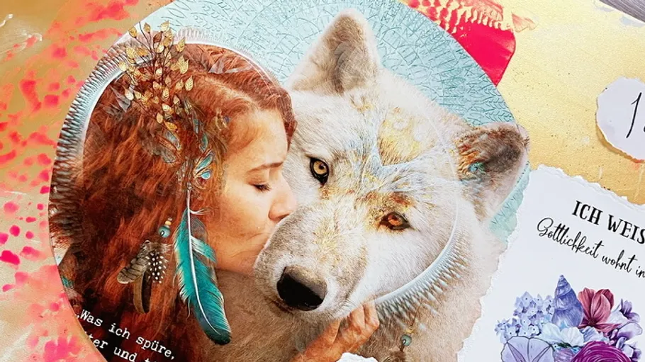 Frau küsst Wolf, umgeben von bunten, künstlerischen Elementen.