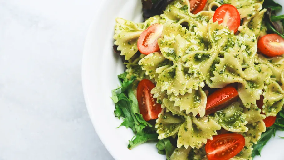 Pasta mit Pesto, Kirschtomaten, Salat.