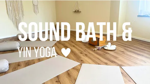 Yogamatten und Utensilien in ruhigem Studio.