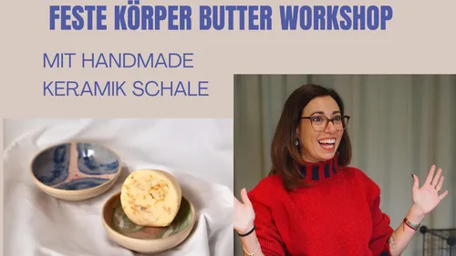 Frau gestikuliert begeistert in Workshop-Umgebung.