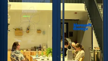 Personen gestalten Keramik in einem Keramikstudio.