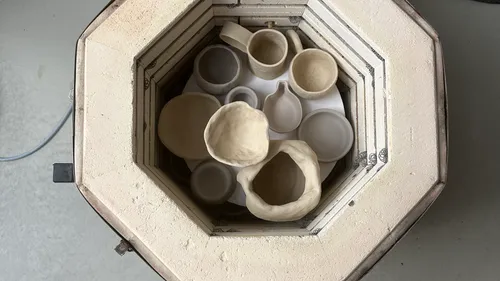 Töpferwaren aus Ton im Ofen von oben.