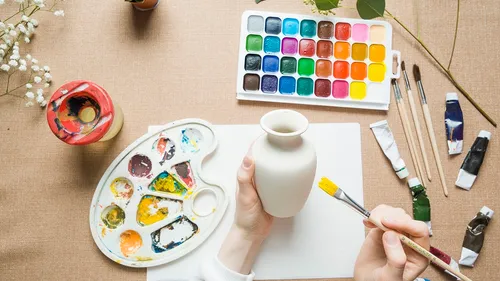 Hände bemalen Vase auf Kunsttisch.